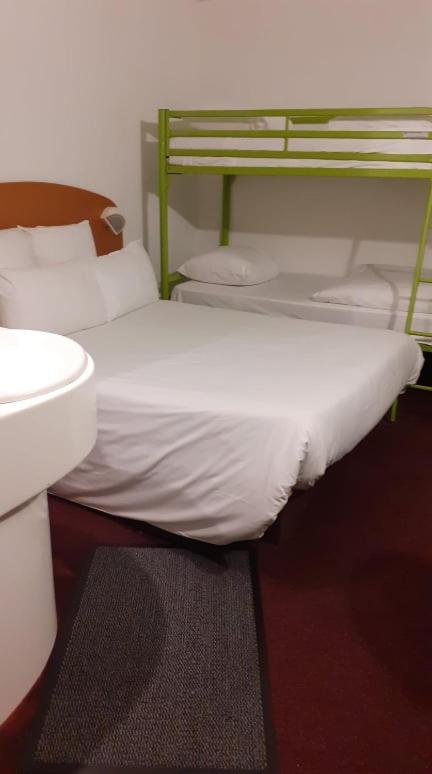 Quick Palace Nantes La Beaujoire Exterior photo A bed with a mattress