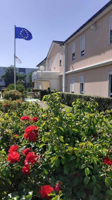 Quick Palace Nantes La Beaujoire Exterior photo The station's studios are located in the San Fernando Valley.