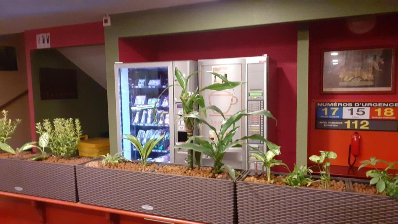 Quick Palace Nantes La Beaujoire Exterior photo A vending machine in a French train station